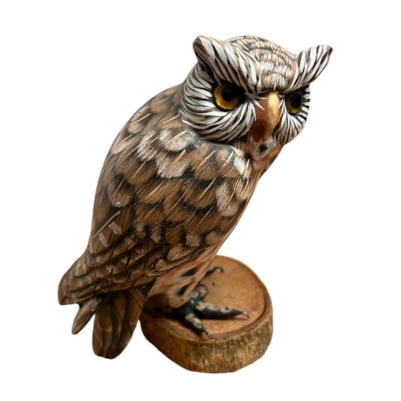 Vintage Set Of 2 Hand Carved and Painted‎ Wood Owl Figurines On Wood Slices - Picture 2 of 10